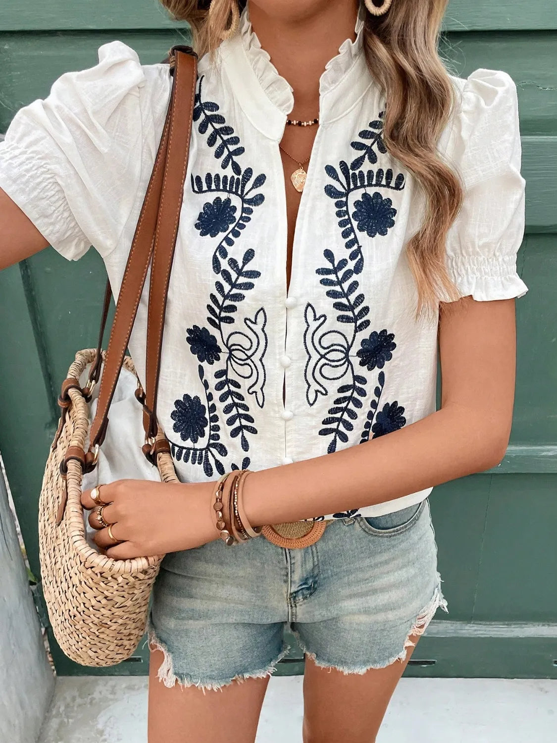 Stilværk™ | Blouse à manches courtes avec col cranté et volants brodés
