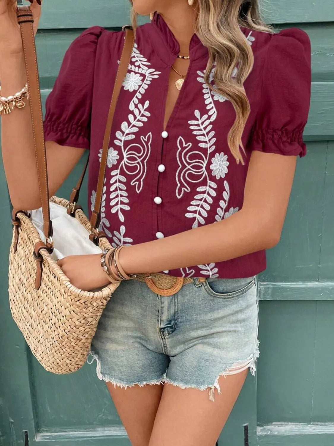Stilværk™ | Blouse à manches courtes avec col cranté et volants brodés